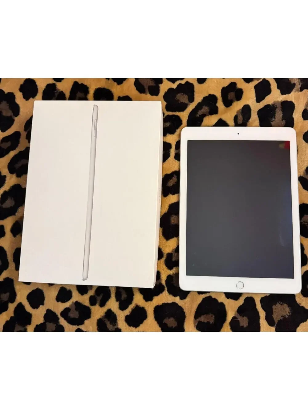 Apple iPad (5th Generation) A1822 32 GB, Wi-Fi, 9.7 in - Silver a Original Box